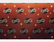 Motivo decorativo ripetuto su fondo rosso, con globi scuri attraversati da una fascia azzurra a forma di infinito e piccole stelle stilizzate gialle sparse.