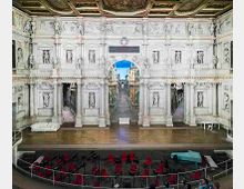 interior-of-teatro-olimpico-vicenza-scena