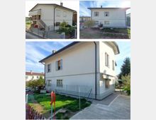 Casa indipendente a due piani con facciata chiara e tetto a falde, vista da più angolazioni. All’esterno si notano una scala laterale con balcone, un cortile pavimentato e un giardino recintato con alcune piante.