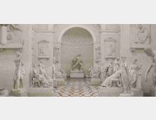 Interno di una sala museale in stile neoclassico, con pavimento a scacchiera bianco e nero e numerose statue in marmo disposte lungo le pareti e su pedane. Sul fondo si vede una grande nicchia ad arco con scultura centrale e rilievi decorativi sulle pareti laterali.