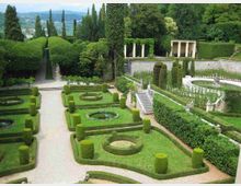 veduta-giardino-con-viale-carpini-e-zona-serre-e-laghetto