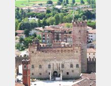 ok_-_facciata_nord_dallalto_-_castello_inferiore_dal_sentiero_-__dscn0071